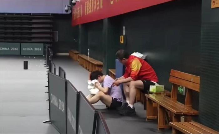 国乒回北京,王楚钦戴戒指,孙颖莎输球哭了,王曼昱回应无缘单打-中国乒乓球队员王楚钦是哪里人?
