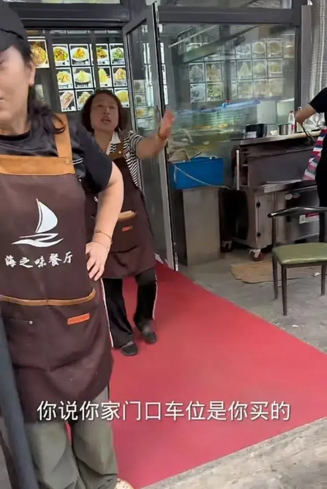 闹大了!百万粉丝网红在大连遭恶意锁车,大连警方处理方式惹众怒-大连一轿车原视频