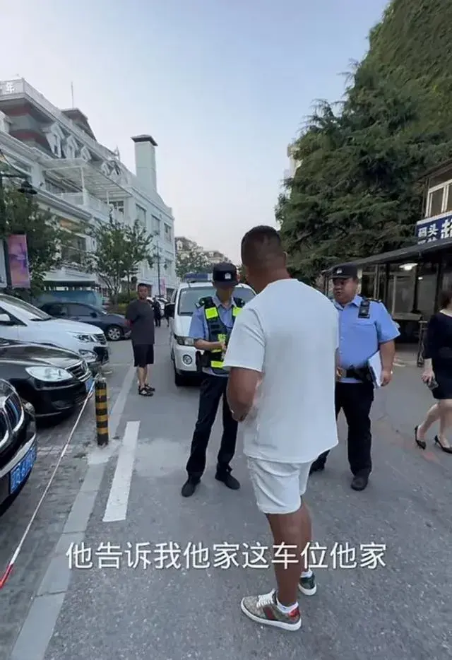 闹大了!百万粉丝网红在大连遭恶意锁车,大连警方处理方式惹众怒-大连一轿车原视频