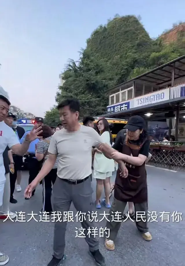 闹大了!百万粉丝网红在大连遭恶意锁车,大连警方处理方式惹众怒-大连一轿车原视频