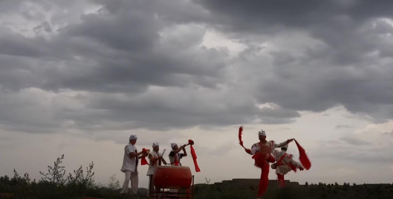 打工人工牌有种淡淡的疯感!网友:在公司耍大牌了,耍的工牌!-打工人图片说说