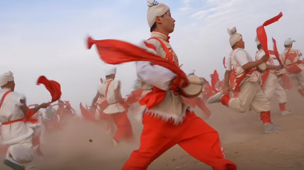 打工人工牌有种淡淡的疯感!网友:在公司耍大牌了,耍的工牌!-打工人图片说说