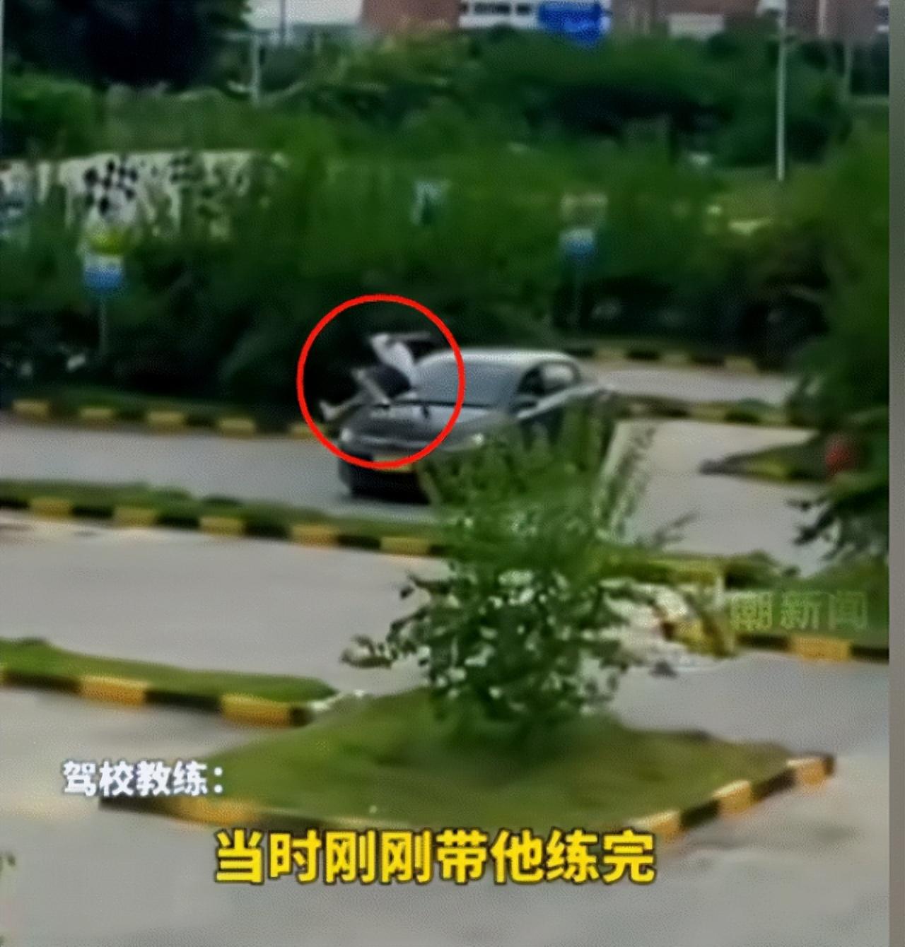 打工人工牌有种淡淡的疯感!网友:在公司耍大牌了,耍的工牌!-打工人图片说说