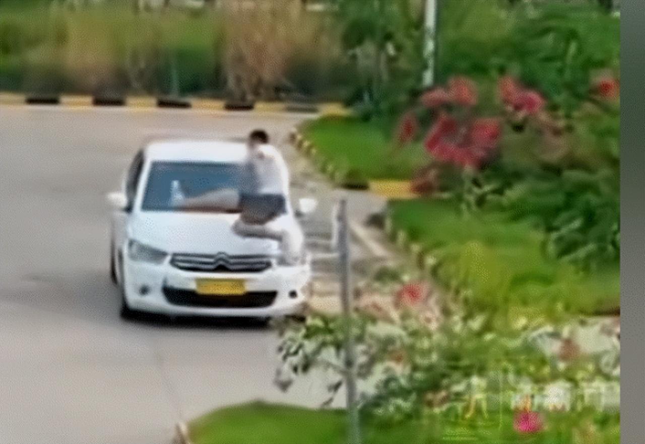 打工人工牌有种淡淡的疯感!网友:在公司耍大牌了,耍的工牌!-打工人图片说说