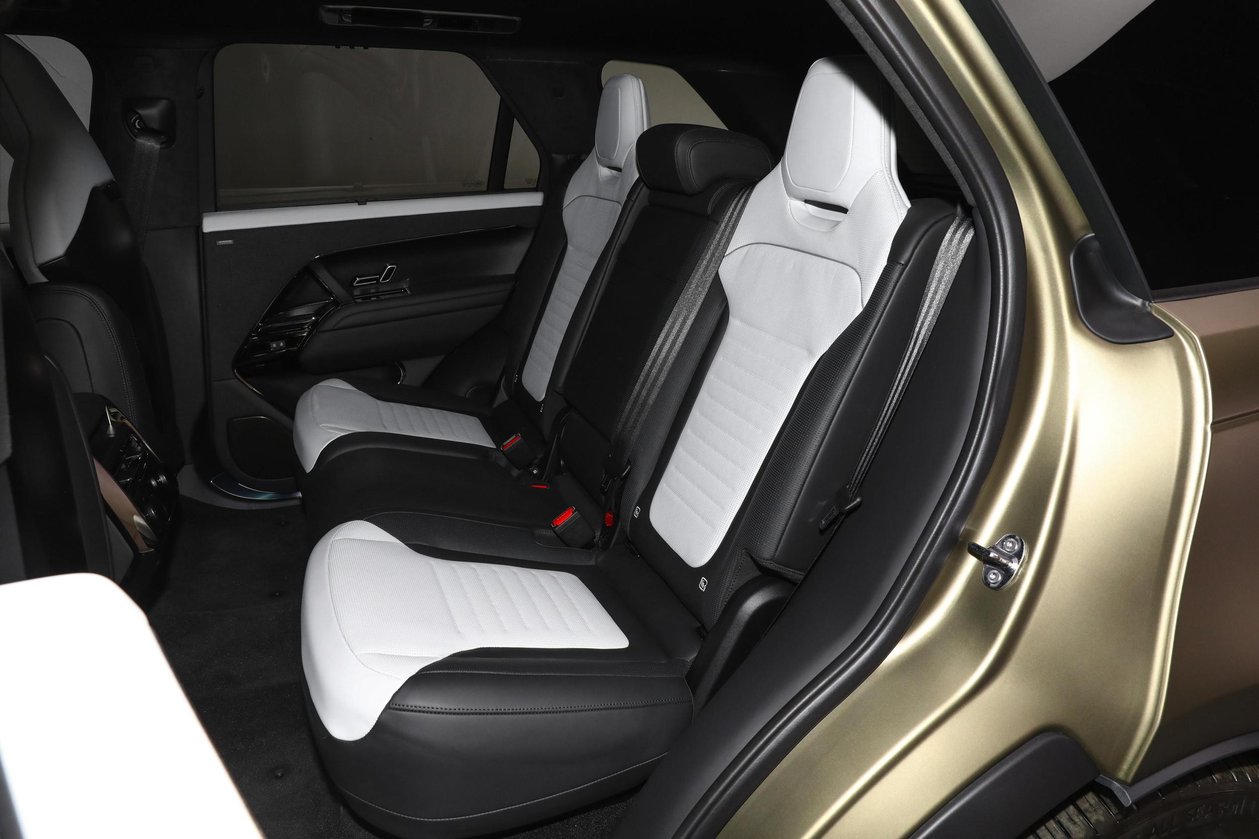 售价243.8万元,路虎揽胜运动版SV限量版上市,百公里加速3.8秒-路虎揽胜运动版2021款价格