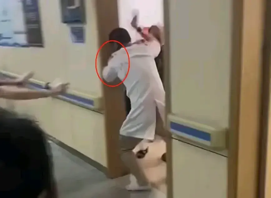 温州医院男子砍杀医生跳楼后续,均已离世,知情人透露更多内幕-温州4名医生投案自首案件