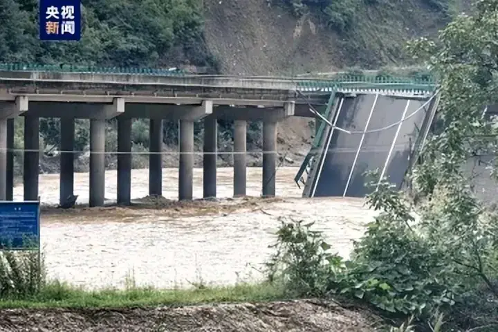 商洛遭遇暴雨山洪,公路桥垮塌,状况极其严重!-商洛暴雨受灾