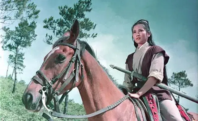 她一走,整个娱乐圈都在怀念-她走了一个多钟头了修改病句