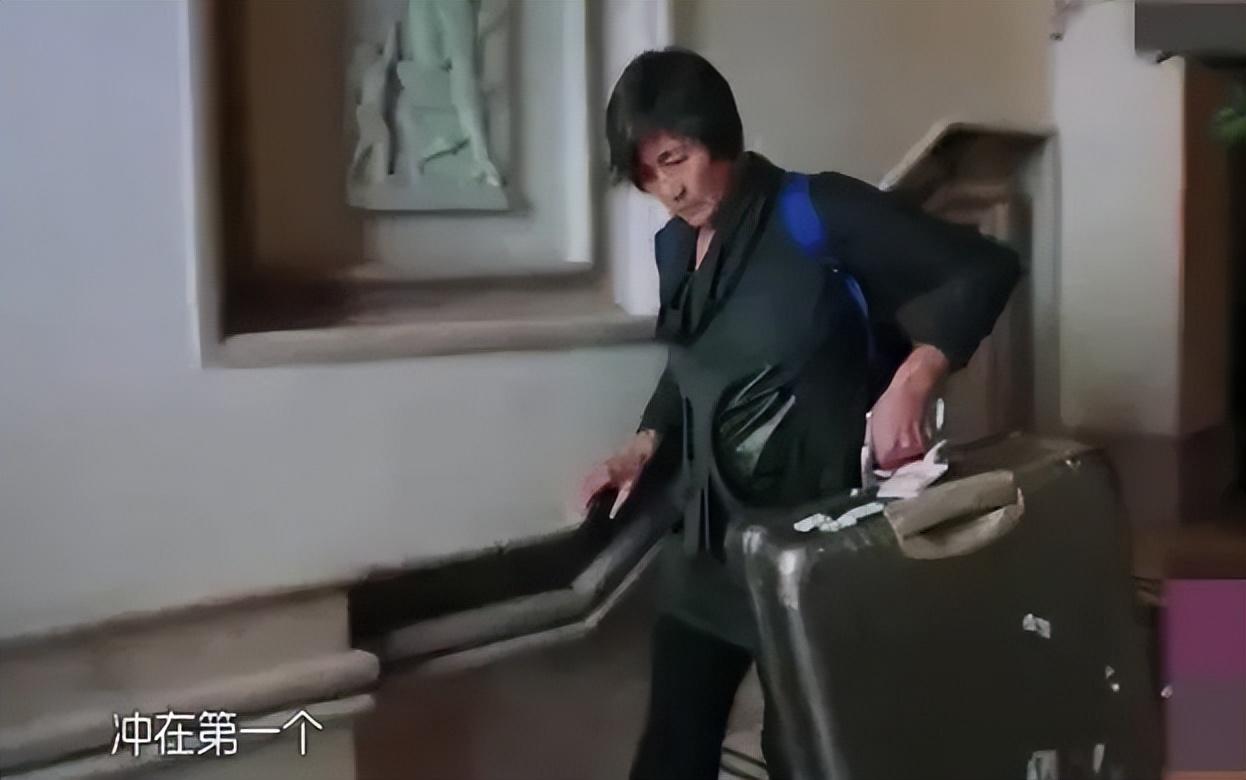 她一走,整个娱乐圈都在怀念-她走了一个多钟头了修改病句