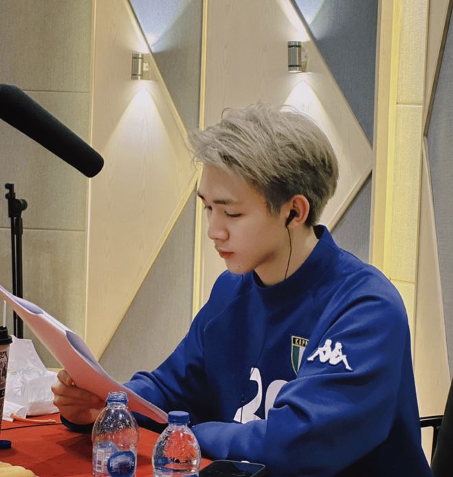 荣梓杉中戏北电考试双第一,本尊发文只字未提,晒新发型引热议-荣梓杉如何出道的