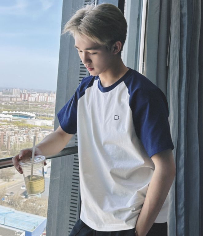 荣梓杉中戏北电考试双第一,本尊发文只字未提,晒新发型引热议-荣梓杉如何出道的