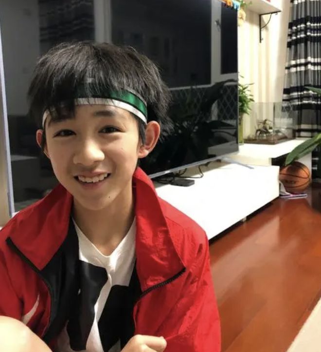 荣梓杉中戏北电考试双第一,本尊发文只字未提,晒新发型引热议-荣梓杉如何出道的