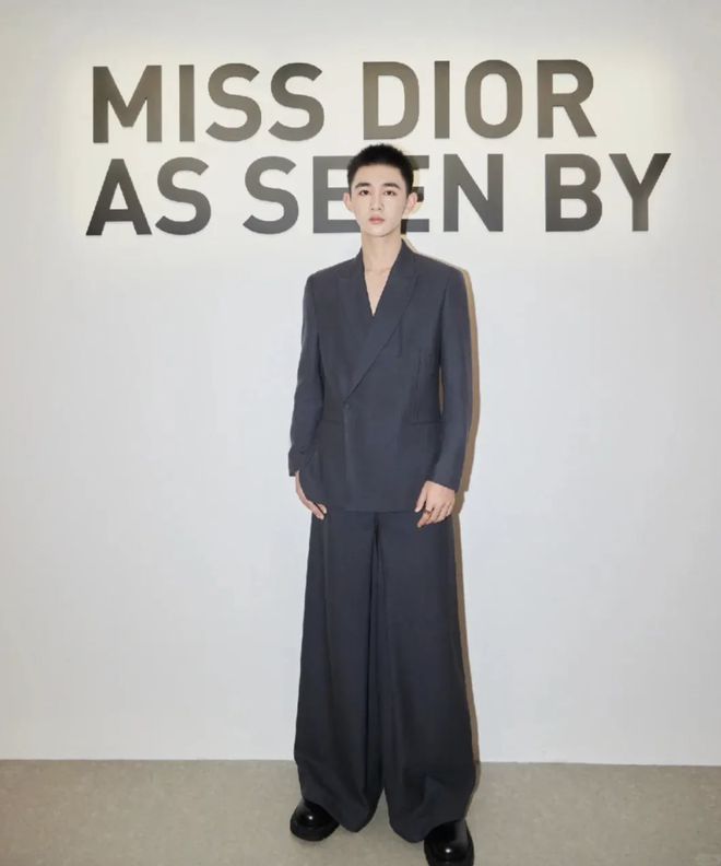 荣梓杉中戏北电考试双第一,本尊发文只字未提,晒新发型引热议-荣梓杉如何出道的