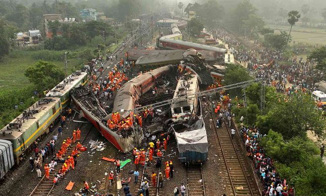 印度百亿大桥坍塌,目击者拍下惊险瞬间,桥体断裂民众四散奔逃-印度大桥被洪水冲垮