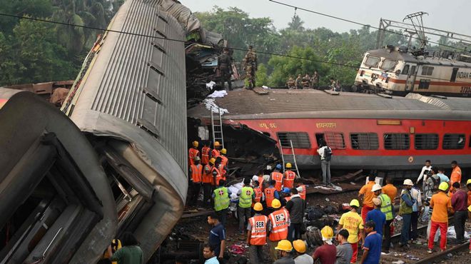印度百亿大桥坍塌,目击者拍下惊险瞬间,桥体断裂民众四散奔逃-印度大桥被洪水冲垮