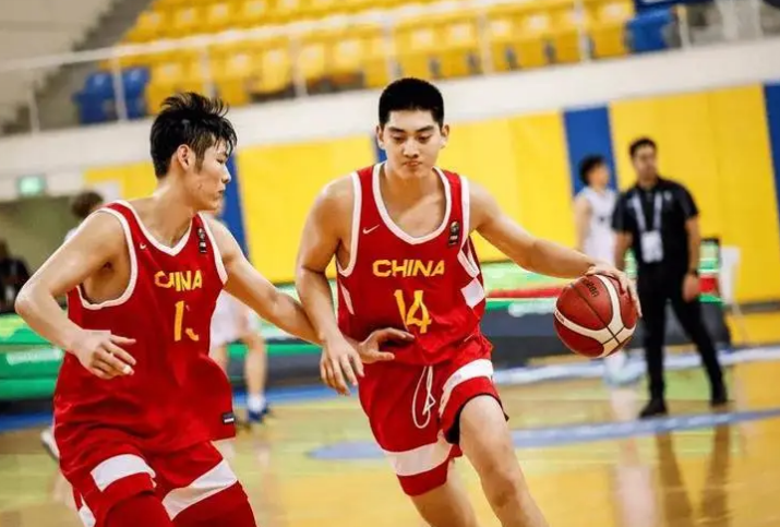 心太黑了,女教练狂扇球员9个耳光,网友们炸开锅,纷纷要求立案-教练打会员11个巴掌