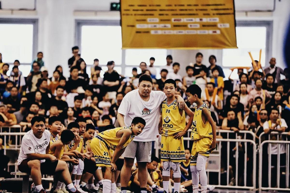 心太黑了,女教练狂扇球员9个耳光,网友们炸开锅,纷纷要求立案-教练打会员11个巴掌