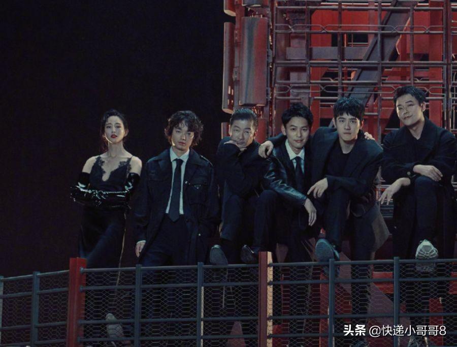 《唐探3》全体主演合体,三位女主演,只有一位踩栏杆,太A了-唐探3女主叫什么来着