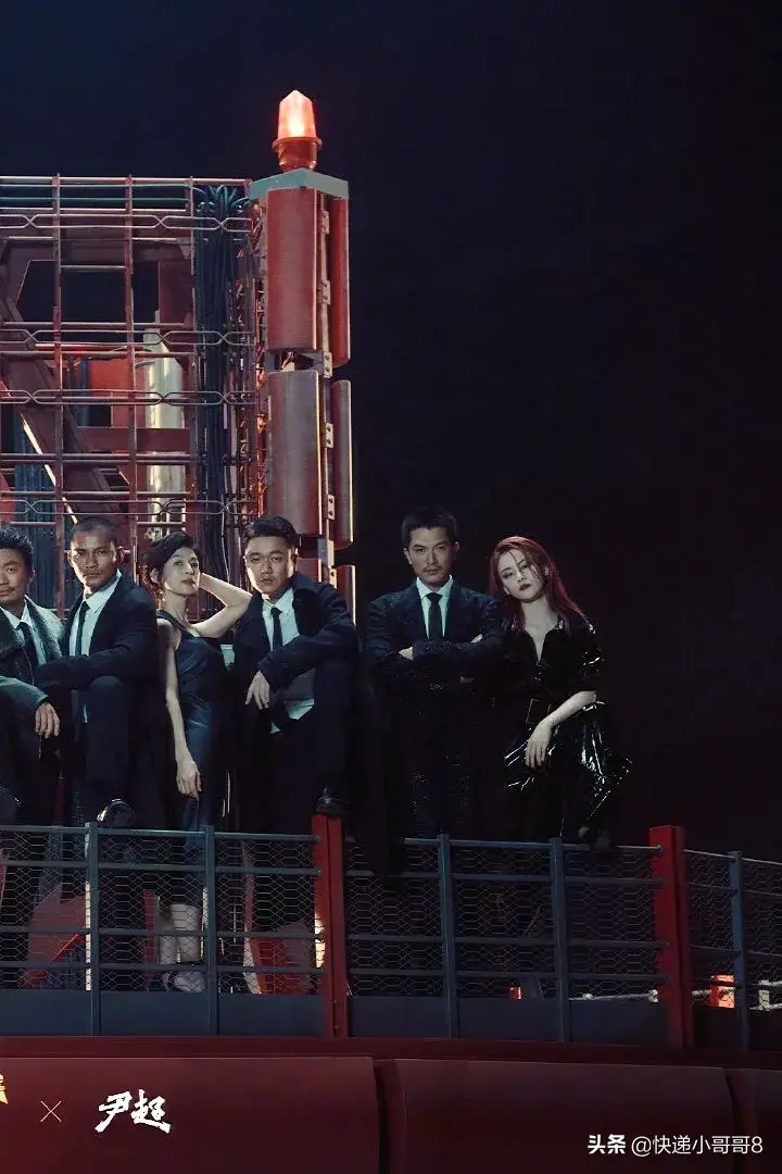 《唐探3》全体主演合体,三位女主演,只有一位踩栏杆,太A了-唐探3女主叫什么来着