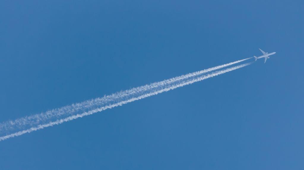 调查显示飞机凝结尾迹对全球变暖的危害超过了燃料排放-调查人员正在调查飞机失事的原因分析