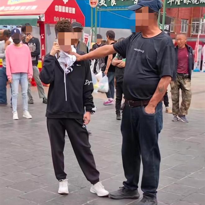 黑龙江一对闺蜜去遛狗,大爷喊她清理掉狗屎,两人不愿被大爷拽住-黑龙江新冠婚礼