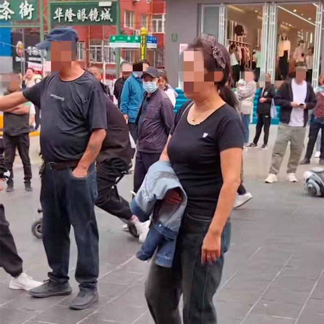 黑龙江一对闺蜜去遛狗,大爷喊她清理掉狗屎,两人不愿被大爷拽住-黑龙江新冠婚礼