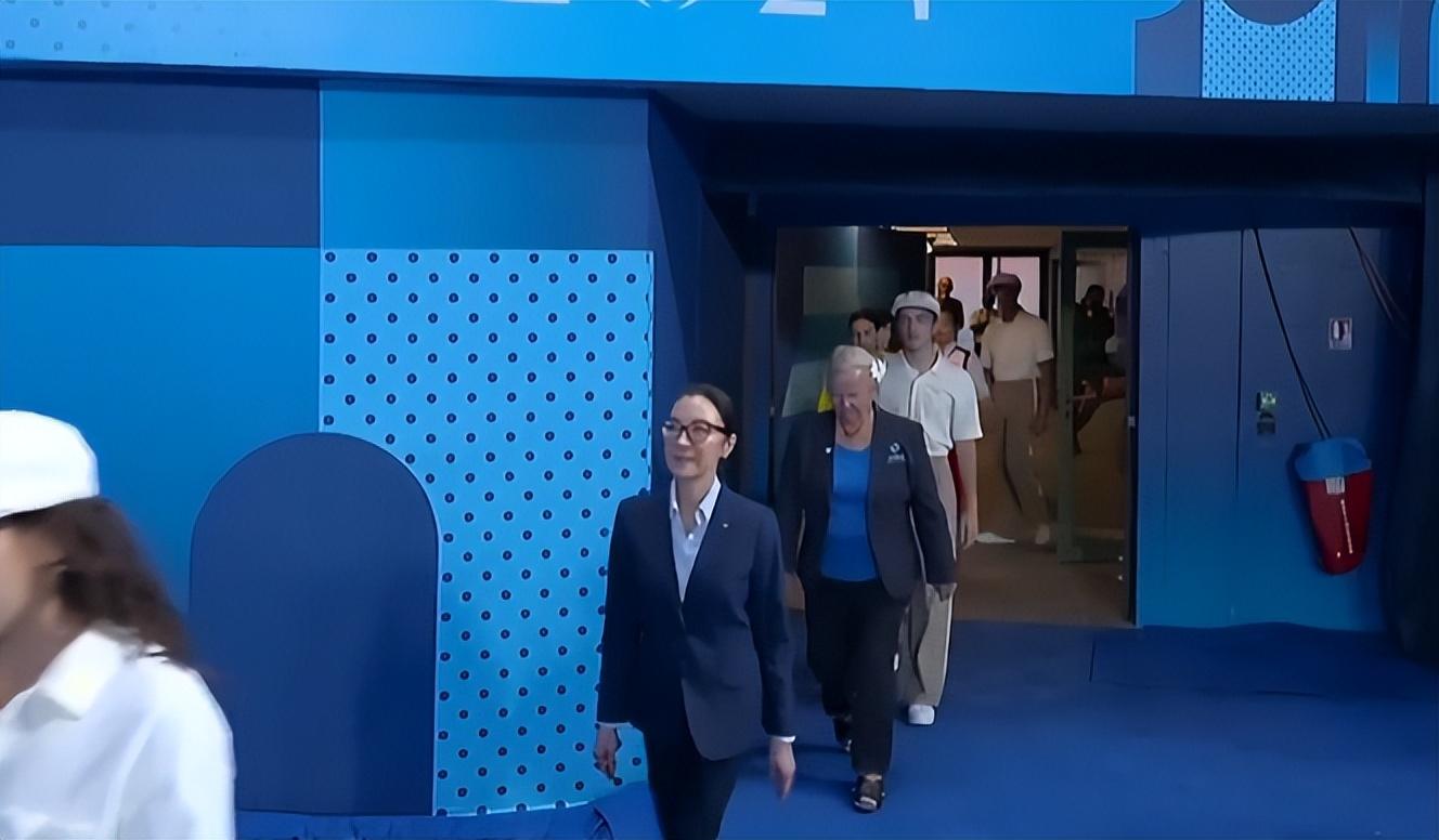 杨紫琼巴黎给跳水冠军颁奖!解说不介绍惹争议,传说原来是真的?-杨紫琼专访