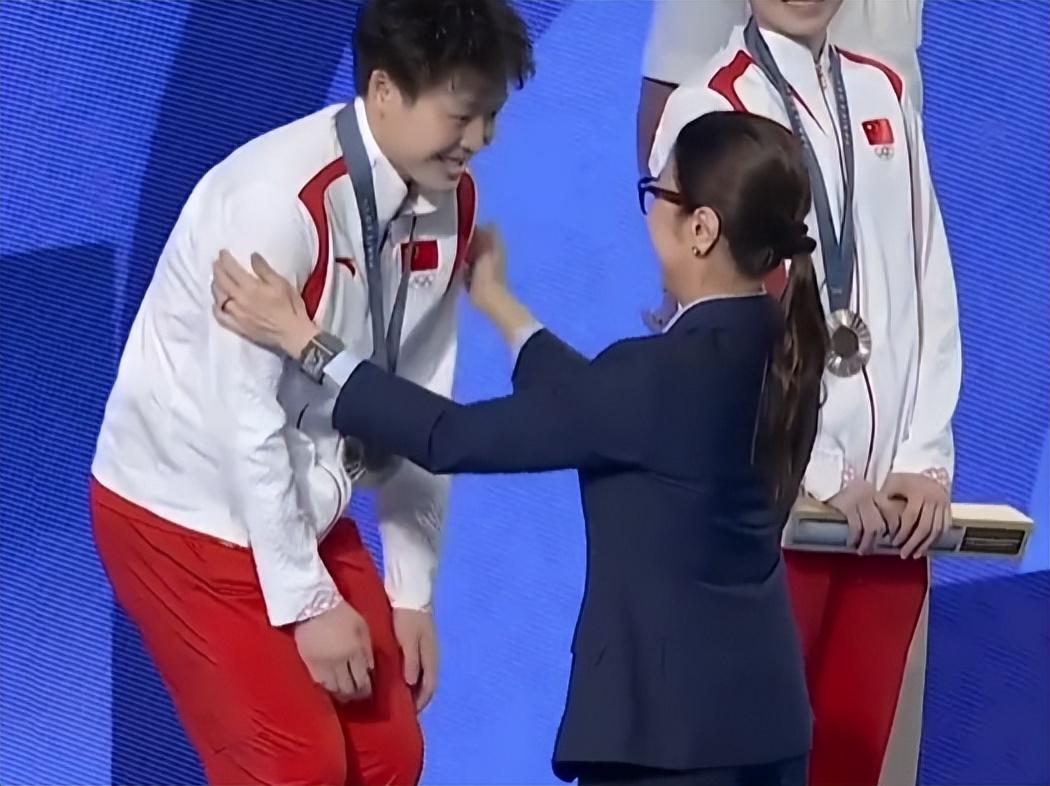 杨紫琼巴黎给跳水冠军颁奖!解说不介绍惹争议,传说原来是真的?-杨紫琼专访