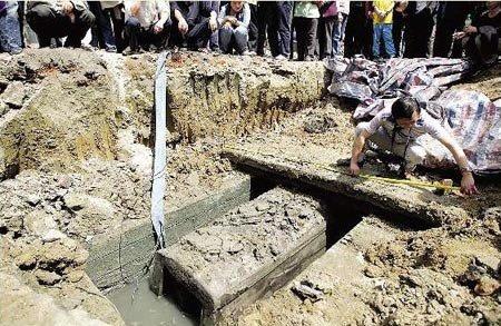 中元节鬼故事汇,我先来一个盖房挖出棺材的故事,一起来吓人啦-中元节鬼视频