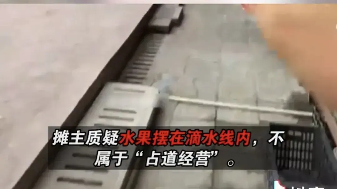最新:店主不在城管将水果扔执法车,官方回应曝内情,果然不简单-卖水果的车被城管收了咋办