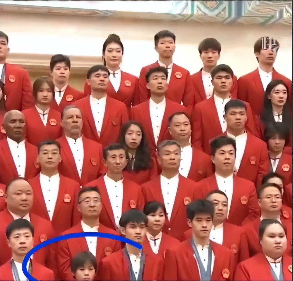 笑死,全红婵看新闻说自己太矮,就这样误入了巨人国,太可爱-全红婵被捧杀