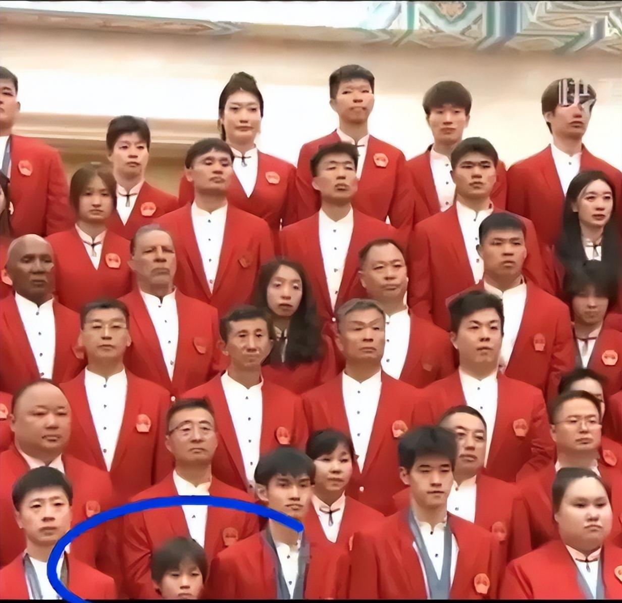 笑死,全红婵看新闻说自己太矮,就这样误入了巨人国,太可爱-全红婵被捧杀