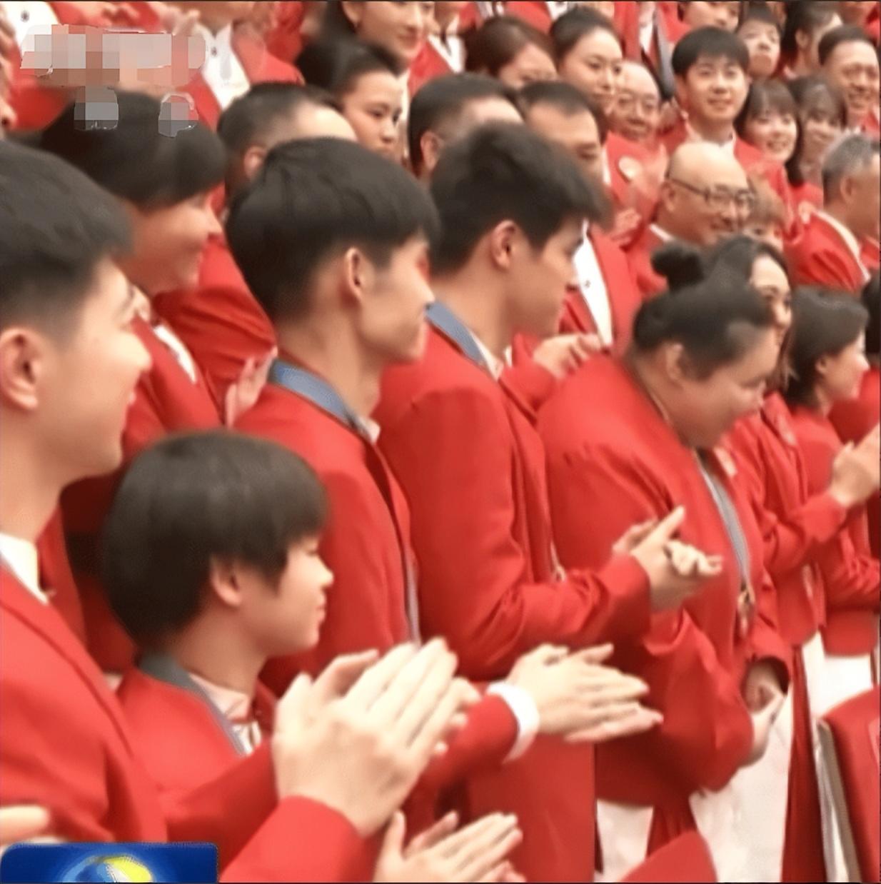 笑死,全红婵看新闻说自己太矮,就这样误入了巨人国,太可爱-全红婵被捧杀