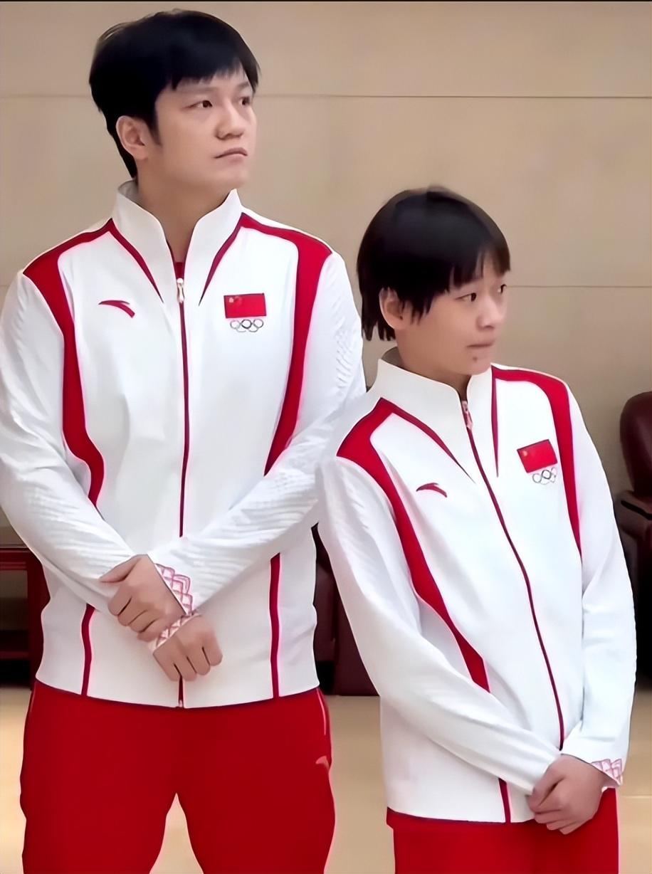 笑死,全红婵看新闻说自己太矮,就这样误入了巨人国,太可爱-全红婵被捧杀