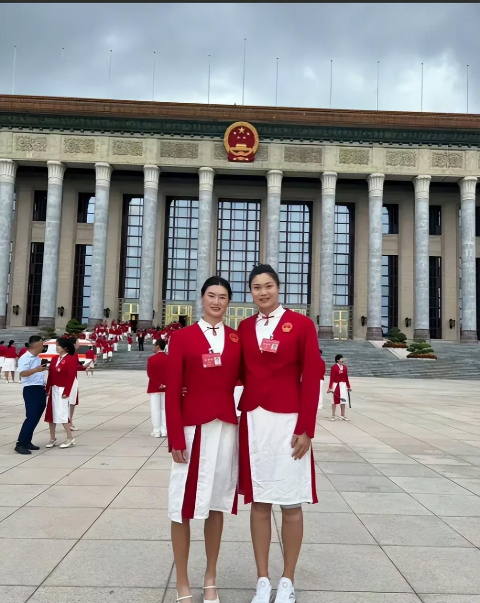 笑死,全红婵看新闻说自己太矮,就这样误入了巨人国,太可爱-全红婵被捧杀