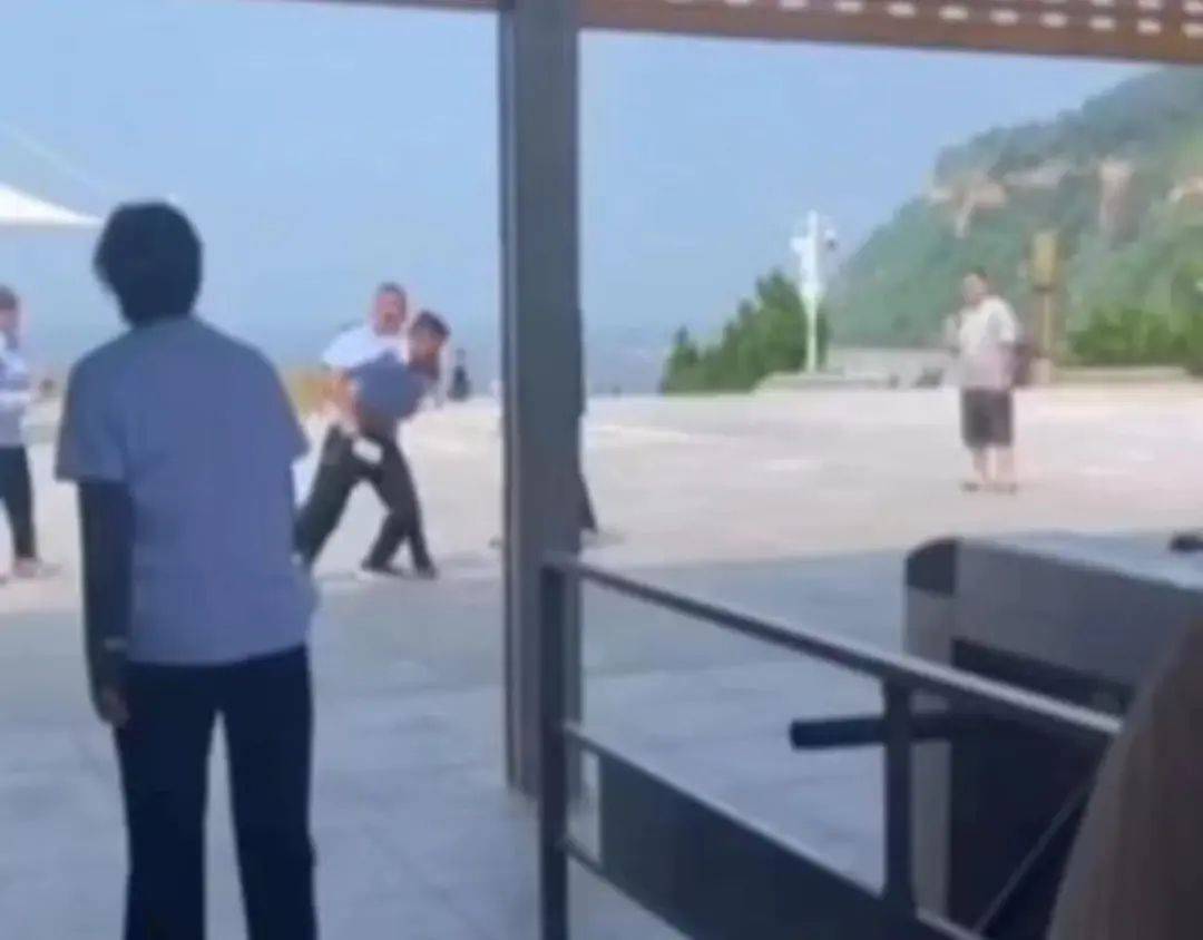 山东一景区检票员持刀追赶游客,涉事单位回应-景区检票员会遇到哪些问题和困难