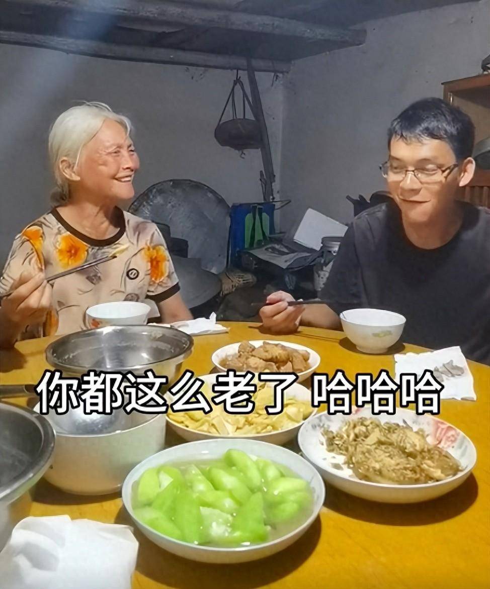 唐尚珺称没面办升学宴,妈妈调侃:你这么老了,读了几十年的书,年轻点都叫人喝喜酒了-唐尚珺是真人真事吗