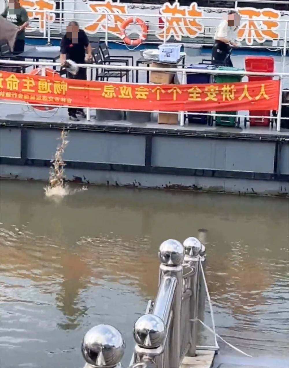 不能忍!一游船工作人员多次将剩菜污水倒入水中!当地回应-游船遇险