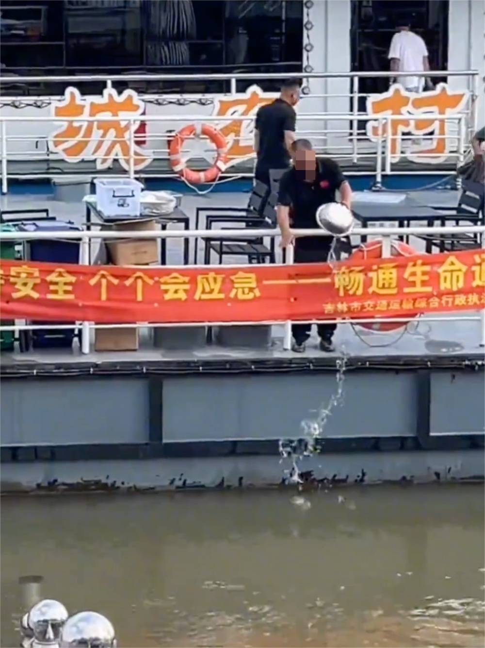 不能忍!一游船工作人员多次将剩菜污水倒入水中!当地回应-游船遇险