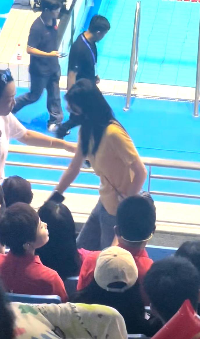 张豆豆观看孙杨决赛,去现场见证老公夺冠,本人又瘦又美低调和善-张豆豆训练队员视频