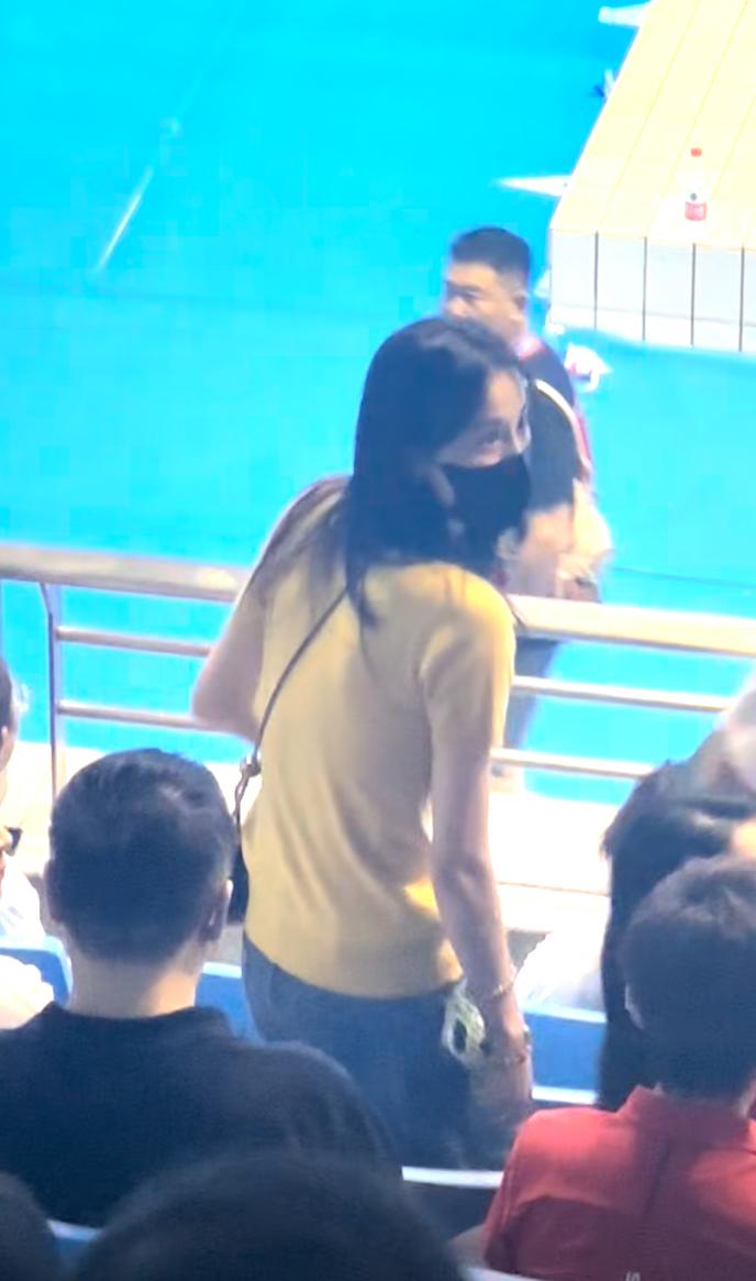 张豆豆观看孙杨决赛,去现场见证老公夺冠,本人又瘦又美低调和善-张豆豆训练队员视频