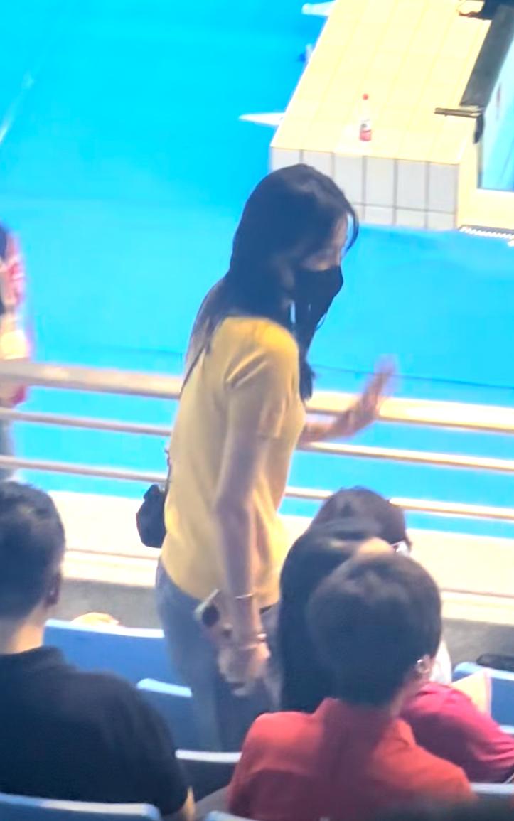 张豆豆观看孙杨决赛,去现场见证老公夺冠,本人又瘦又美低调和善-张豆豆训练队员视频