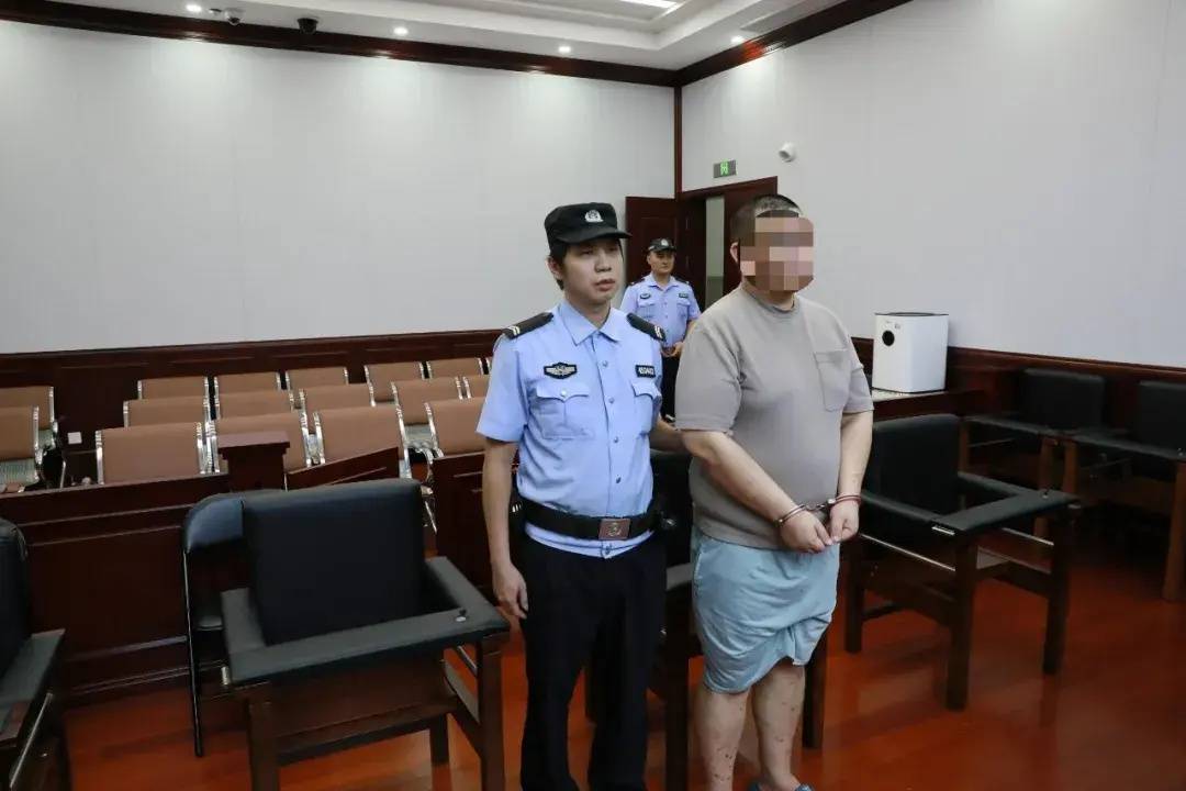 男子2年网恋7个“女友”,骗取她们193万还偷金饰全用于赌博,获刑11年6个月-浙江男子网恋一年被骗70万