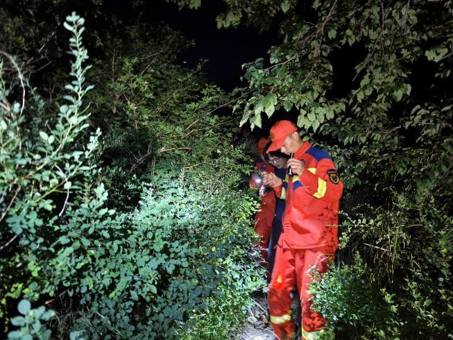 女子登山时突发身体不适 北京海淀消防徒步翻山成功营救-女性登山活动背影照片