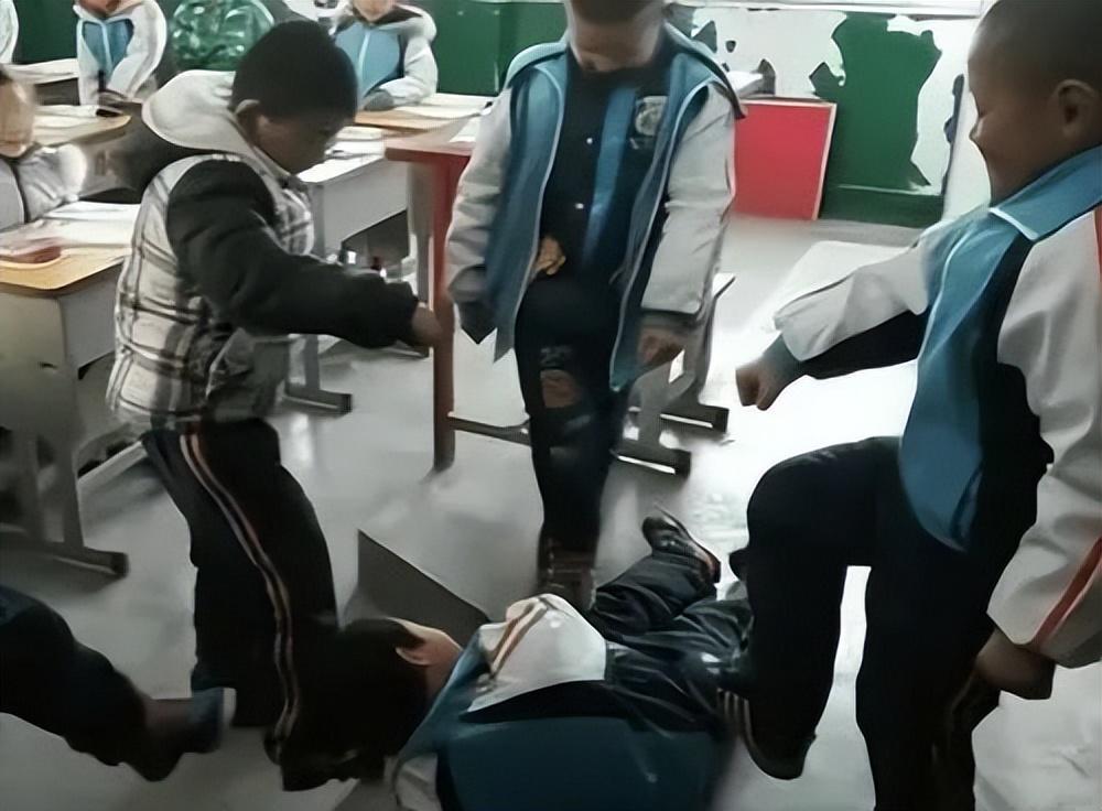 贵州9名校霸暴打14岁同学,将其折磨成植物人,一年后报应来了-贵州学生打架视频大全