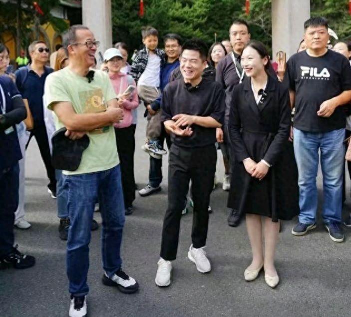 前脚董宇辉请假去开“高端”会议,后脚俞敏洪在家发视频辟谣-董宇介绍