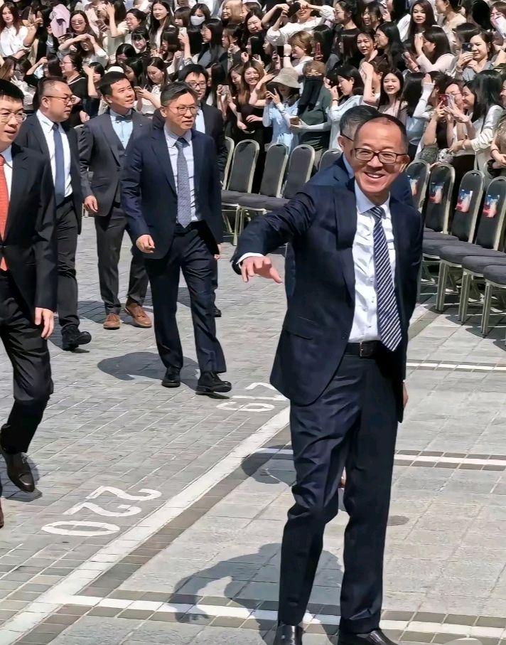 前脚董宇辉请假去开“高端”会议,后脚俞敏洪在家发视频辟谣-董宇介绍