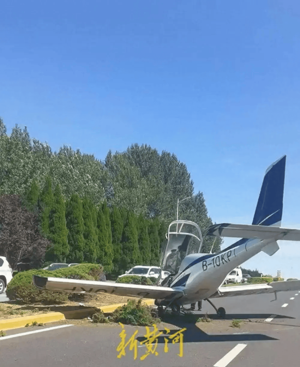 一小型飞机疑似失控迫降公路,目击者:差点砸到车-小型飞机失事,坠落在茂密的丛林内