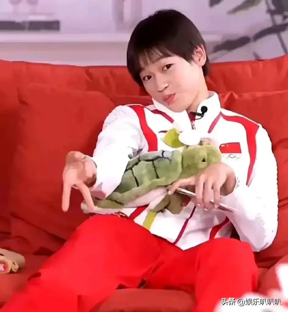 笑不活了!全红婵被香港记者提问,婵妹表现亮了!网友评论炸锅!-全红婵被骂白痴