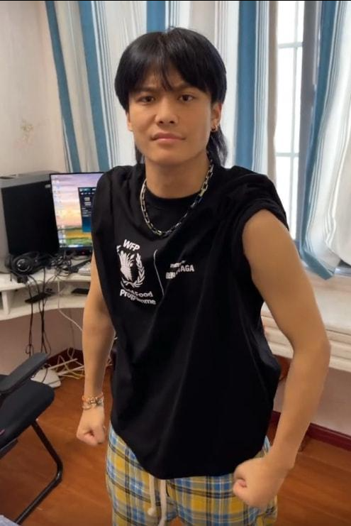 大闸蟹的复仇?小杨哥一个月掉粉70万,网友:还不如卖螺蛳粉!-大闸蟹养几个月才可以卖